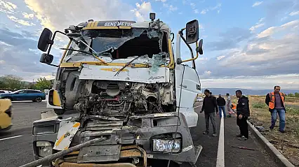 Bingöl'de beton mikseri ile sondaj aracı çarpıştı: 2 yaralı