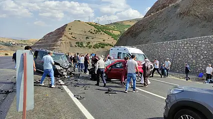 Bingöl'de iki araç çarpıştı: 5 kişi hastaneye kaldırıldı