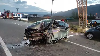 Bingöl'de otomobil refüje çarptı: Aynı aileden 3 kişi yaralandı