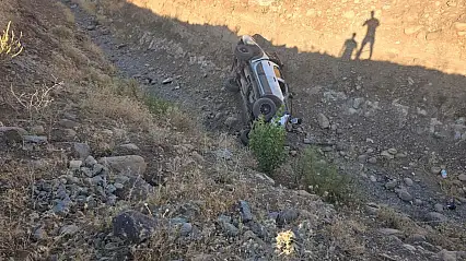Bingöl'de pikap şarampole devrildi