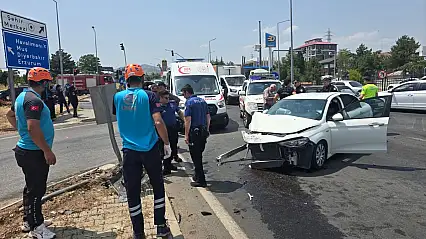 Bingöl-Muş bulvarında iki otomobil çarpıştı: 3 yaralı