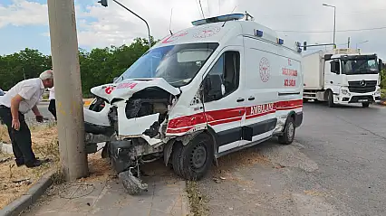 Bitlis'te ambulans ile otomobil çarpıştı: 10 kişi yaralandı