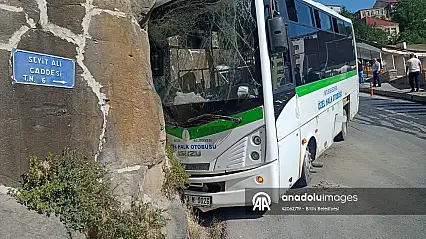 Bitlis'te belediye otobüsü kale duvarına çarptı: 5 yaralı
