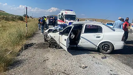 Bitlis'te iki otomobil kafa kafaya çarpıştı: 2'si ağır 6 yaralı