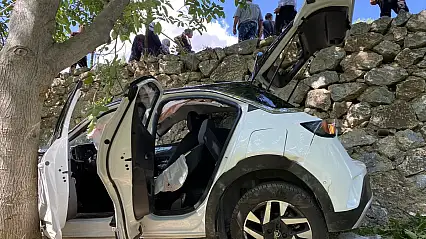 Bitlis'te otomobil istinat duvarını aşıp bahçeye devrildi: 8 kişi yaralandı