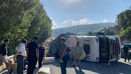 Bitlis'te saman yüklü tır devrildi