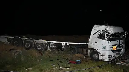 Bitlis'te zift yüklü tanker şarampole devrildi