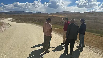 Diyadin'de iki köy arasındaki yol sıcak asfaltla buluşuyor