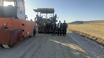 Diyadin'de köy yolları yenileniyor, talepler sahada dinleniyor