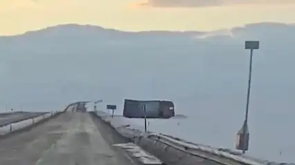 Diyadin ile Taşlıçay arasında trafik alarmı: Tır yan yattı