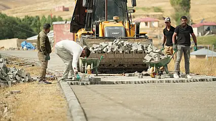 Diyadin'in iki köyünde parke yol çalışması sürüyor