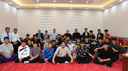 Doğubayazıt Kaymakamı Ayvat, öğrencilerle aynı sofraya oturdu