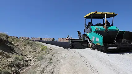 Doğubayazıt'ta 3,7 kilometrelik yol sıcak asfaltla buluştu