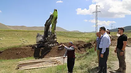 Doğubayazıt'ta Çetenli-Dağdelen Grup Yolu asfalt öncesi güçlendiriliyor