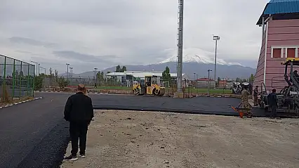 Doğubayazıt'ta çocukluğun izlerini taşıyan stadyum yolu asfalta kavuştu