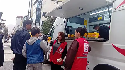 Doğubayazıt'ta Kızılay'dan vatandaşlara sürpriz ikram