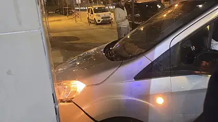 Doğubayazıt'ta kontrolden çıkan araç yazıhaneye daldı! Sürücü kayıplara karıştı