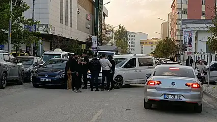 Doğubayazıt'ta korkutan kaza: İki araç çarpıştı