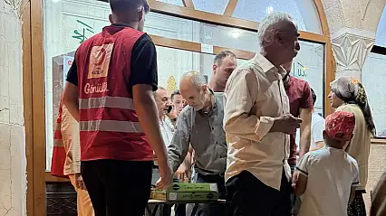 Doğubayazıt'ta Mevlit Kandili'nde Kızılay'dan anlamlı ikram