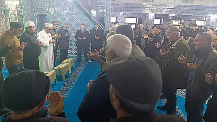 Doğubayazıt'ta umreciler, dualarla kutsal yolculuğa çıktı