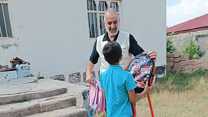 Doğubayazıt'ta yetim ve ihtiyaç sahibi öğrencilere kırtasiye desteği