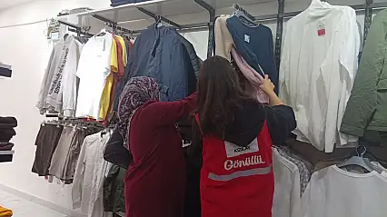 Doğubayazıt Kızılay Butiği'nde ailelerin yüzü gülüyor