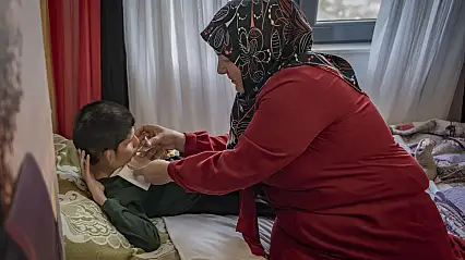 Doktorlar '3 gün yaşamaz' dedi, annesi 22 yıldır başından ayrılmadı