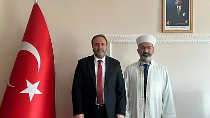 Eleşkirt'in yeni müftüsü Gökhan Yalçın'a cübbe ve sarık giydirildi