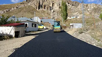 Eleşkirt'te 1,2 kilometrelik köy yolu sıcak asfaltla kaplanıyor