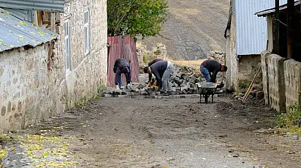 Eleşkirt'te köy yolları yenileniyor