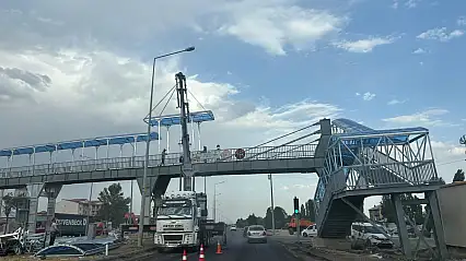 Eleşkirt'te üst geçit yenileniyor