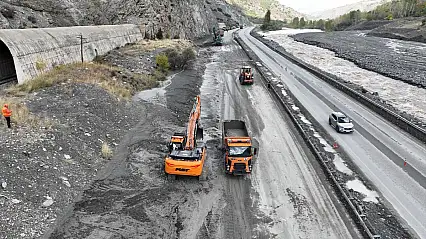 Erzincan-Erzurum yolunda heyelan paniği: Dev kayalar yolu kapattı
