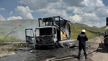 Erzurum-Ağrı kara yolunda alevlere teslim olan kamyon kullanılamaz hale geldi