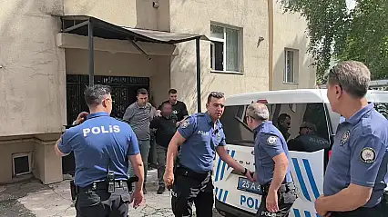 Erzurum'da 5'inci katta endişe dolu anlar: Çocuklarıyla balkona çıktı