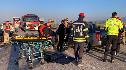 Erzurum'da feci kaza: Otomobil kamyonete çarptı, 3 kişi hayatını kaybetti