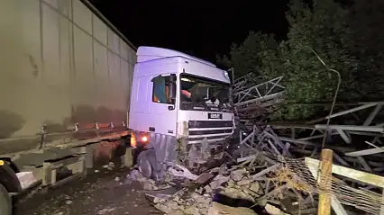 Erzurum'da kontrolden çıkan tır depoya daldı: Faciadan emniyet kemeri kurtardı