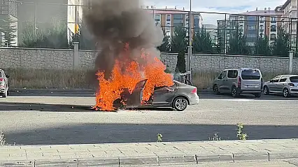Erzurum'da otomobil alevlere teslim oldu: Patlama sesleri paniğe neden oldu