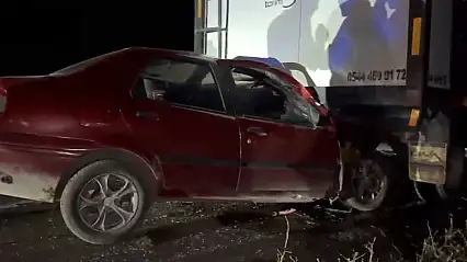 Erzurum'da otomobil biçerdöver römorkunun altına girdi