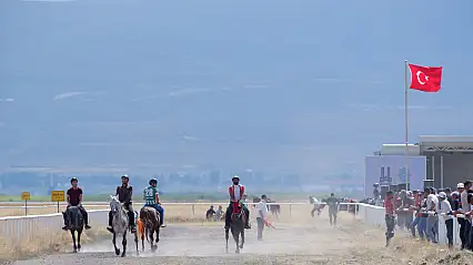 Erzurum'da rahvan atlar piste çıktı, 120 at kıyasıya yarıştı
