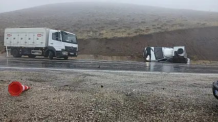 Erzurum'da sisli yolda iki araç çarpıştı, 1'i ağır 2 yaralı