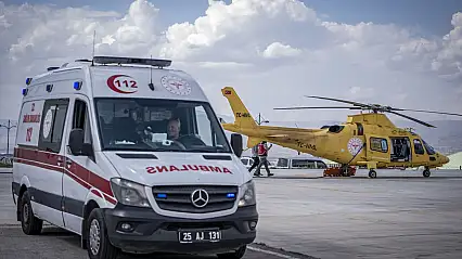 Erzurum'da traktörün altında kalan 19 yaşındaki genç helikopterle hastaneye sevk edildi