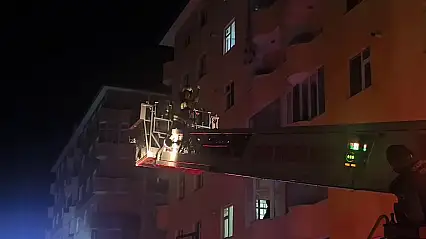 Erzurum'da yangında mahsur kalanlar balkonlardan kurtarıldı