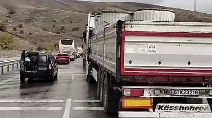 Erzurum-Erzincan yolunda iki tır çarpıştı, ulaşım durdu