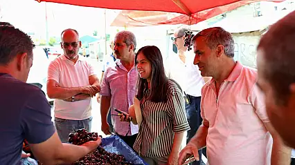 Hazal Aras 100. Yıl Mahallesi'ndeki ilk semt pazarını ziyaret etti