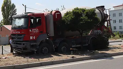 Iğdır'da zincirleme kaza: otomobil beton mikserlerinin arasında kaldı