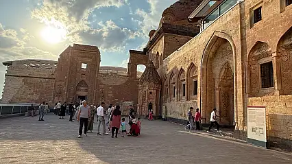 İshak Paşa Sarayı ziyaretçilerini büyülüyor