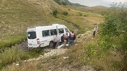 İspir'de yolcu minibüsü şarampole devrildi: 1'i ağır 3 yaralı