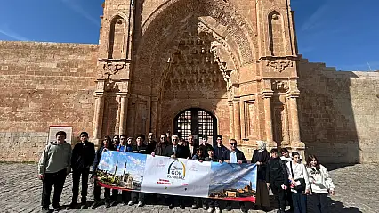 İstanbul'dan Ağrı'ya gelen öğrenciler İshak Paşa Sarayı'nda tarihle buluştu