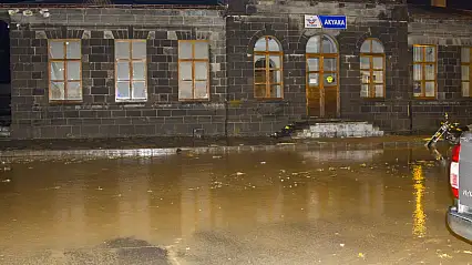 Kars'ta dolu ve sağanak hayatı felç etti: Dereler taştı, yollar su altında kaldı