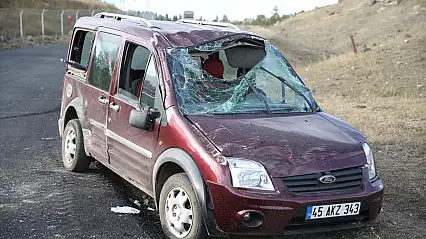 Kars'ta iki araç çarpıştı: 3 kişi yaralandı